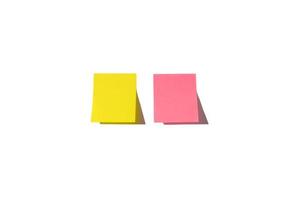 deux feuilles de papier à notes, prêtes pour votre message. notes autocollantes isolées sur fond blanc. couleurs roses et jaunes. espace de copie. photo