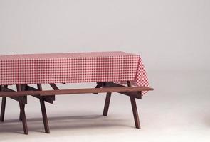 table en bois et serviette rouge pour une fête en plein air. photo