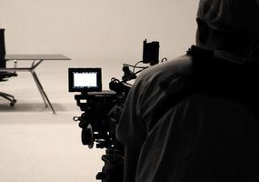 dans les coulisses ou réalisation de film en studio et silhouette de caméraman. photo