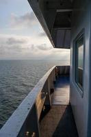 vue sur la mer nuageuse de la mer baltique au lever du soleil photo