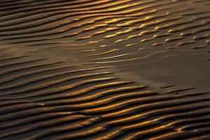 motifs dans le sable de la plage photo