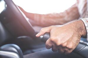 garez la voiture, utilisez le frein à main pour plus de sécurité. photo