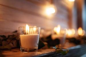 décor de bougies d'ambiance avec feu vif sur le banquet photo