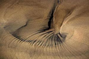 motifs dans le sable de la plage photo