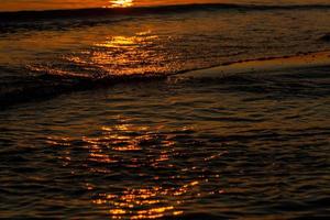 côte de la mer baltique au coucher du soleil photo