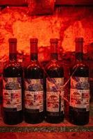 bouteilles de vin dans une ancienne cave avec des toiles d'araignées