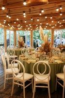 salle de banquet pour les mariages, salle de banquet avec décor atmosphérique photo