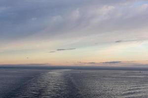 vue sur la mer nuageuse de la mer baltique au lever du soleil photo