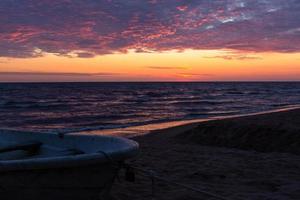 côte de la mer baltique au coucher du soleil photo