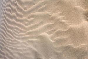 motifs dans le sable de la plage photo