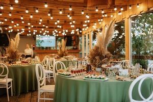 salle de banquet pour les mariages, salle de banquet avec décor atmosphérique photo