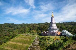 chiangmai, doi inthanon, thaïlande 2018- voyage touristique pour voir de beaux paysages du parc naturel de doi inthanon le matin avec la brume, district de chom thong, chiangmai photo