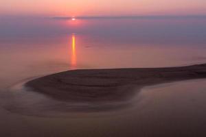 côte de la mer baltique au coucher du soleil photo