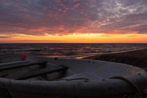 côte de la mer baltique au coucher du soleil photo