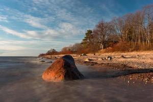 pierres sur la côte de la mer baltique au coucher du soleil photo