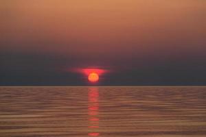 vue sur la mer nuageuse de la mer baltique au coucher du soleil photo