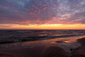 côte de la mer baltique au coucher du soleil photo