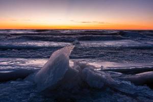 vue sur la mer nuageuse de la mer baltique au coucher du soleil photo