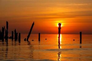 côte de la mer baltique au coucher du soleil photo