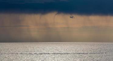 côte de la mer baltique au coucher du soleil photo