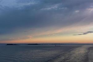 vue sur la mer nuageuse de la mer baltique au lever du soleil photo