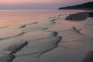 couleurs du coucher du soleil dans l'eau de mer photo