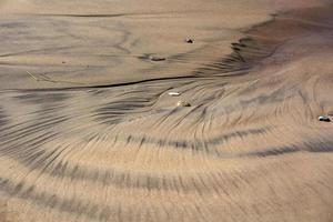 motifs dans le sable de la plage photo