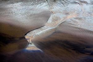 motifs dans le sable de la plage photo