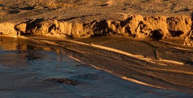 côte de la mer baltique avec galets et glace au coucher du soleil photo