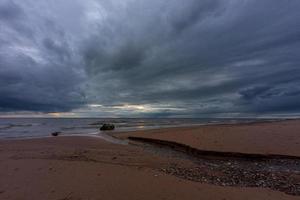 pierres sur la côte de la mer baltique au coucher du soleil photo