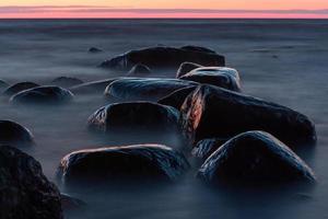 pierres sur la côte de la mer baltique au coucher du soleil