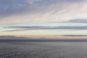 vue sur la mer nuageuse de la mer baltique au lever du soleil photo