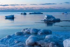 côte de la mer baltique en hiver avec de la glace au coucher du soleil photo