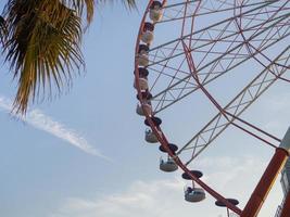 grande roue contre le ciel. parc d'attractions en bord de mer. aire de repos. mécanisme rond. amoureux de la hauteur. photo