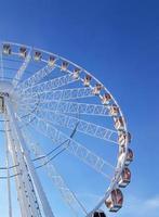 partie droite de la grande roue géante blanche contre un ciel bleu vif à la lumière de midi. Cracovie, Pologne, Europe. photographie verticale. photo