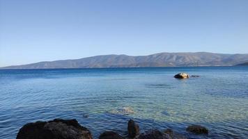 photo de paysage marin avec les montagnes et la mer