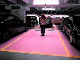 une femme debout sur une place de parking réservée aux femmes photo