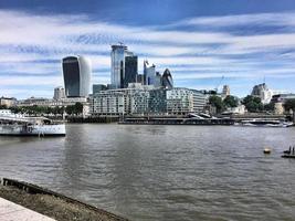 une vue sur la tamise près de westminster photo