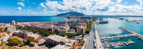 vue panoramique aérienne du port de trapani, sicile, italie. photo