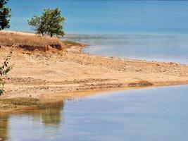 beau paysage autour du lac plastira vu de la plage de lampero, à karditsa, grèce photo