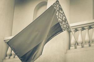 drapeau biélorusse sur un bâtiment drapeau biélorusse rouge blanc vert. photo