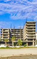 énorme construction gigantesque arrêter la ruine de la construction à puerto escondido mexique. photo