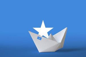 drapeau de la somalie représenté sur papier gros plan de navire origami. concept d'art fait à la main photo