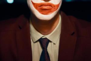 gros plan sur la bouche d'un mec avec un maquillage joker. photo