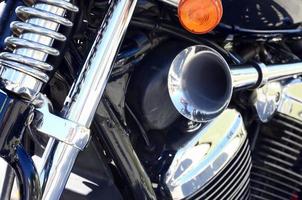 fragment de partie du corps brillant chromé de l'ancienne moto classique photo