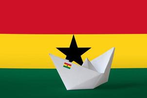 drapeau du ghana représenté sur papier gros plan de navire origami. concept d'art fait à la main photo