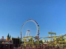 attraction illuminée grande roue et carrousel manège photo