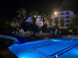 piscine la nuit dans l'un des hôtels près de la plage, sharm el sheikh, egypte photo
