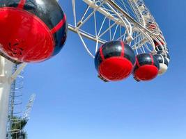 grande roue des cabines contre un ciel bleu avec des nuages photo