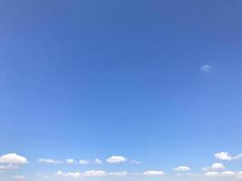 ciel bleu avec fond de nuages blancs photo